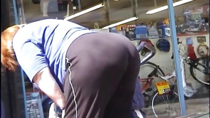 温黒毛babe擦テーブルの 女性 でも 見 られる アダルト